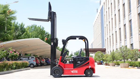 4Electric forklift.jpg