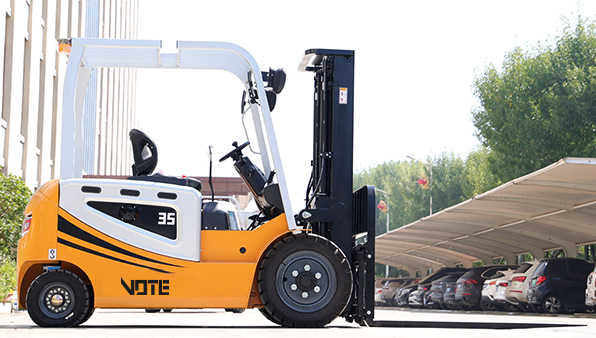 4Electric forklift.jpg